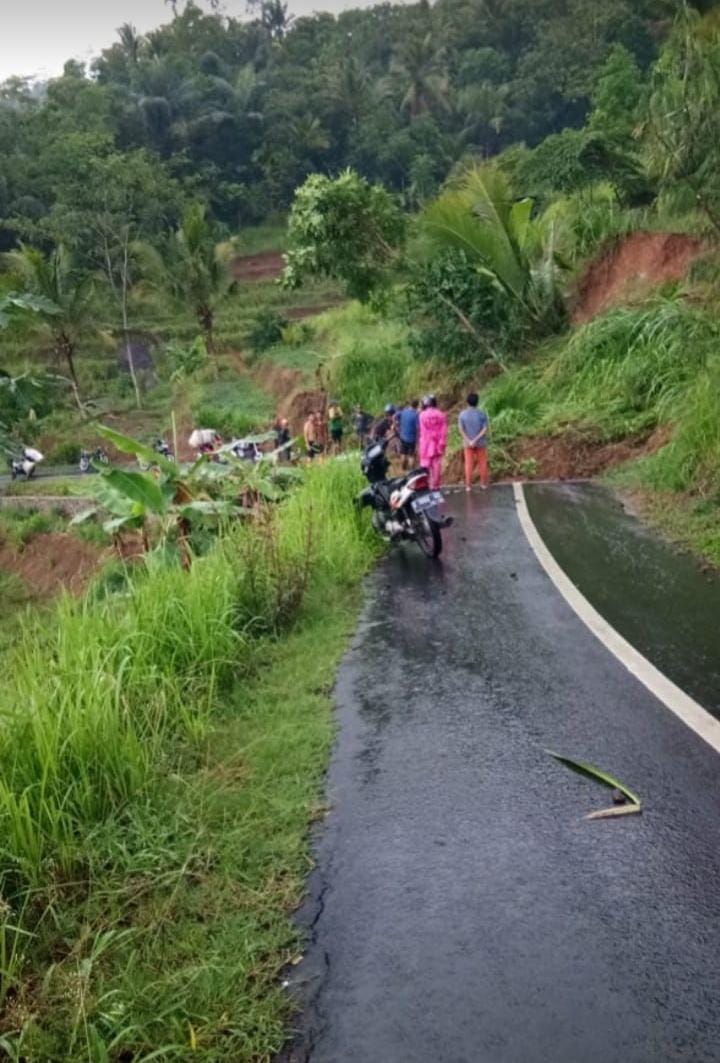 Tanah longsor menimpa jalan Si...